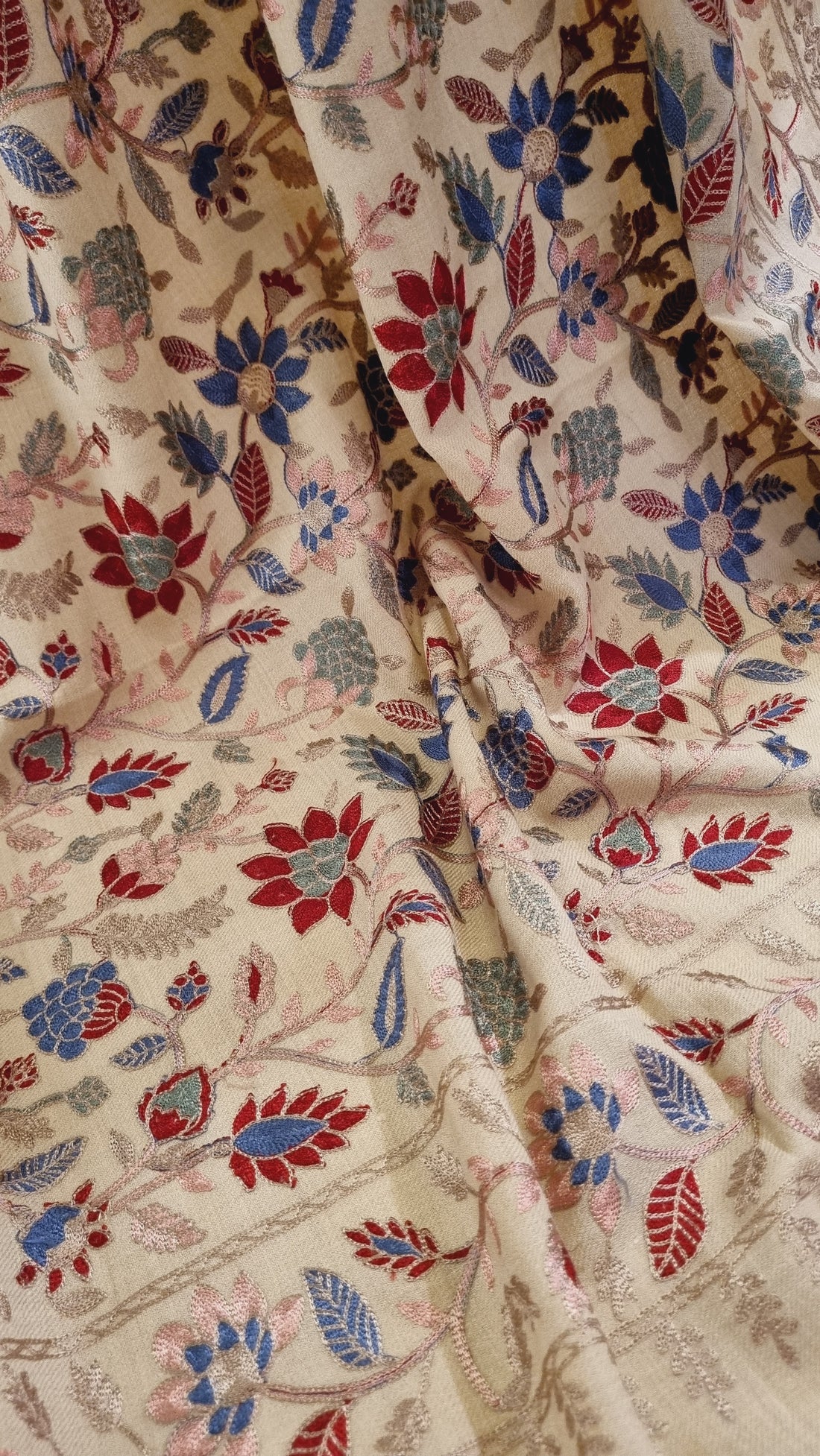 pakistan - Embroidered shawls